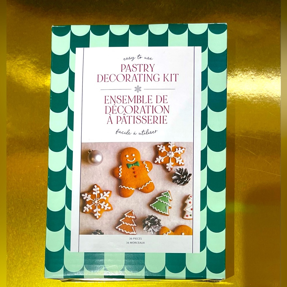 Chapters/ Indigo Pastry Decorating Kit (36 pieces)